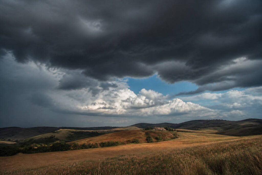 Paysage des Marches sous un ciel d'orage noir approchant des collines