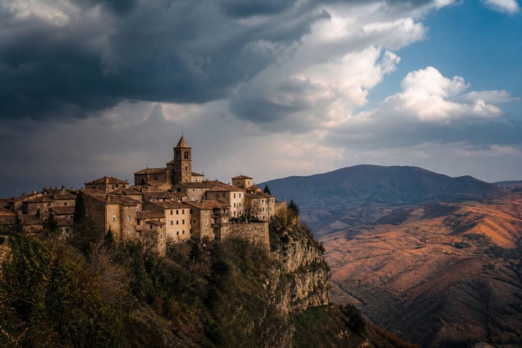 Bourg de Cagli sur son éperon rocheux avec l'Apennin en arrière-plan