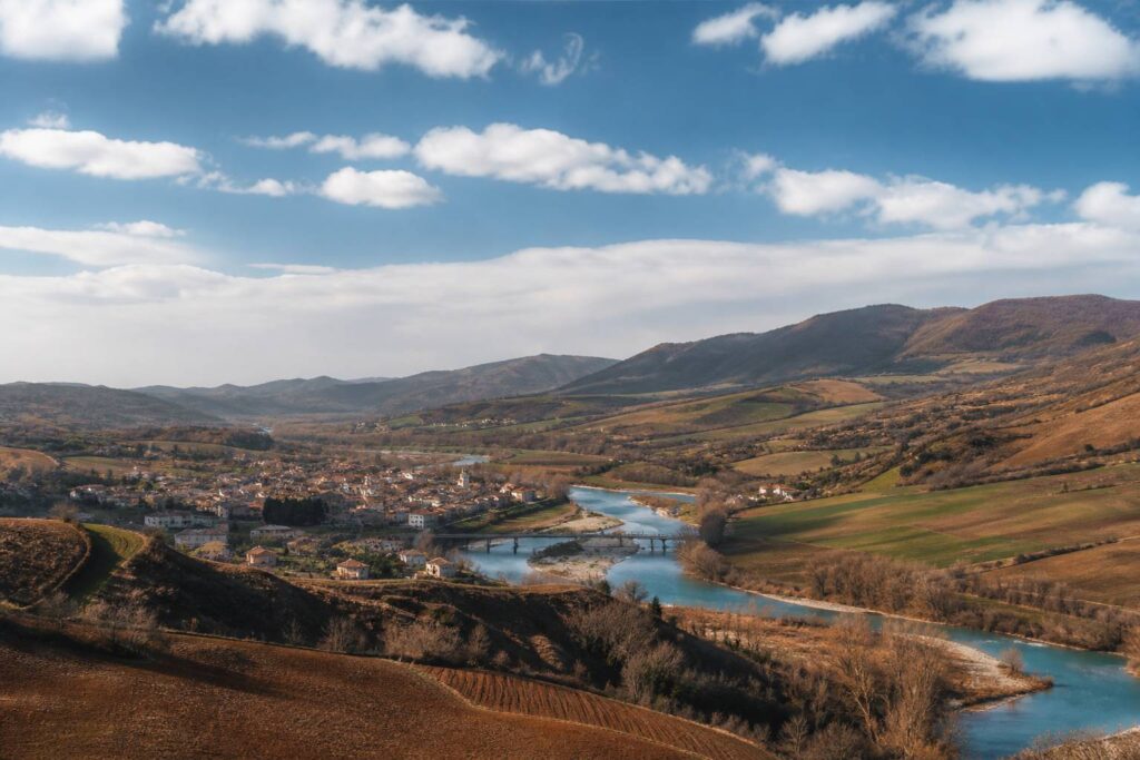 Vallée du Metauro avec ville aux toits terracotta et collines environnantes