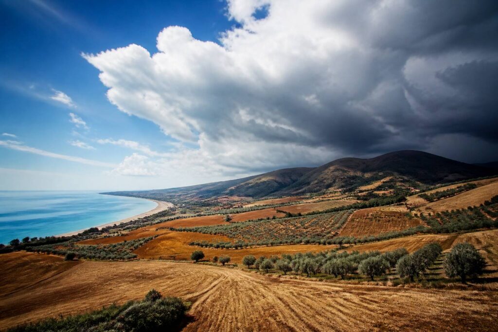 Ciel partagé entre soleil sur la côte et nuages sur les collines des Marches