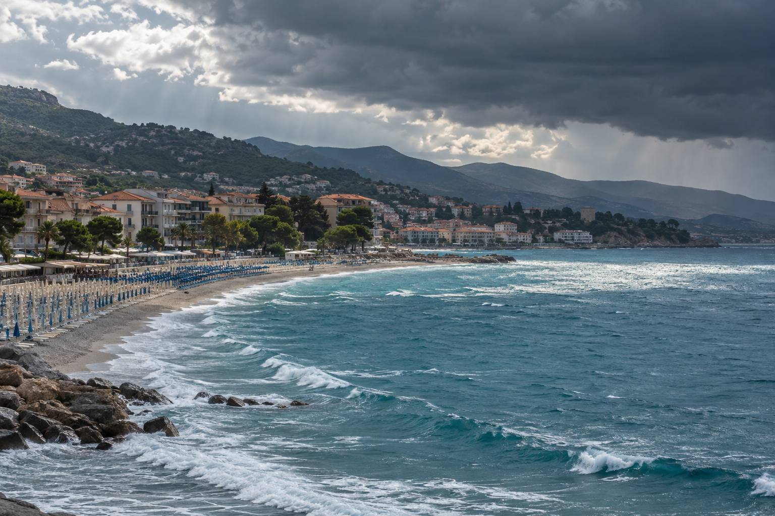 Plage et front de mer de Gabicce Mare sous un ciel changeant