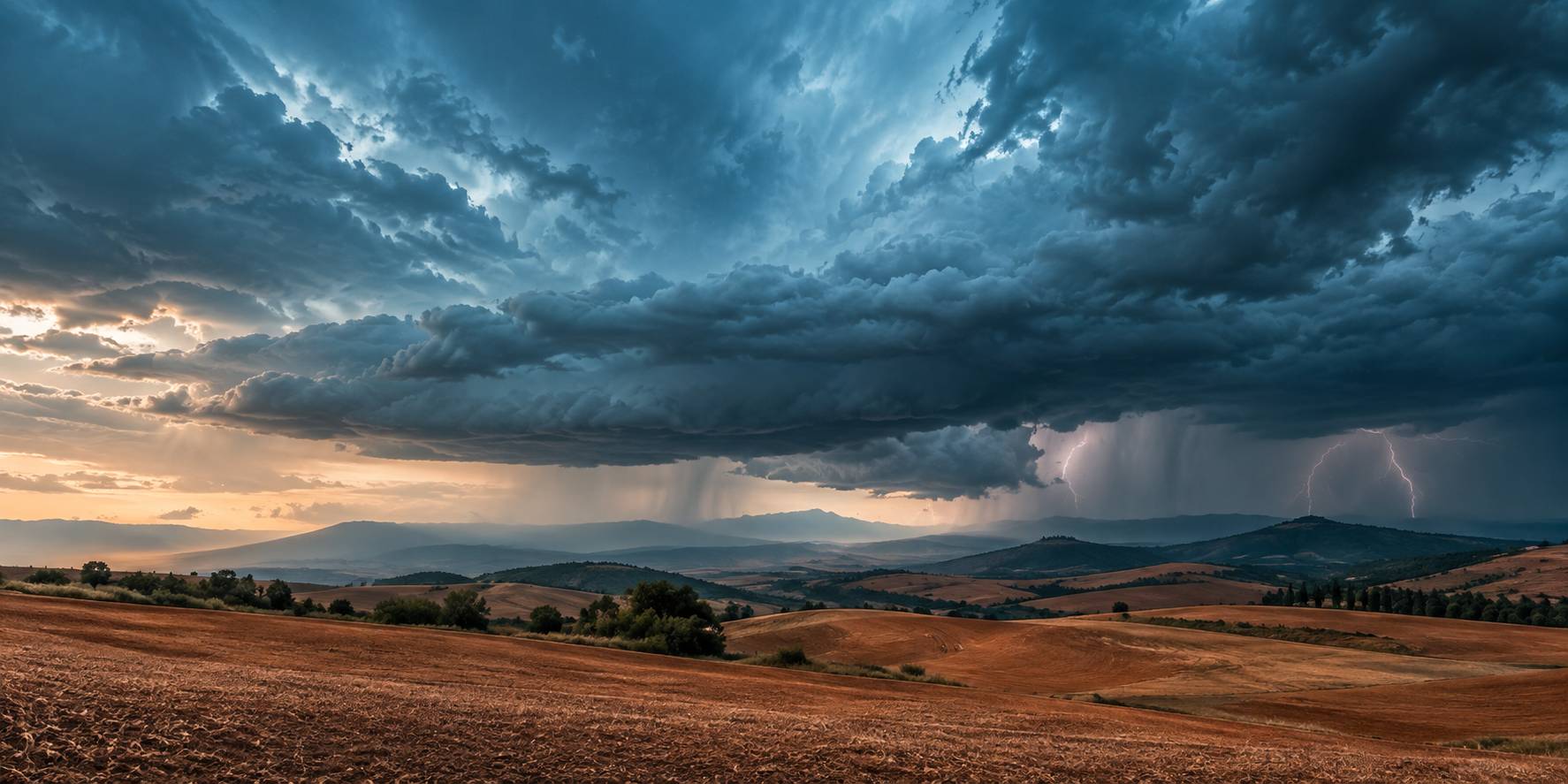 Nuages d'orage sombres au-dessus de collines de campagne avant la tempete